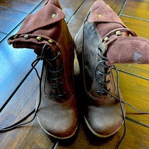 El Naturalista brown lace up boots.